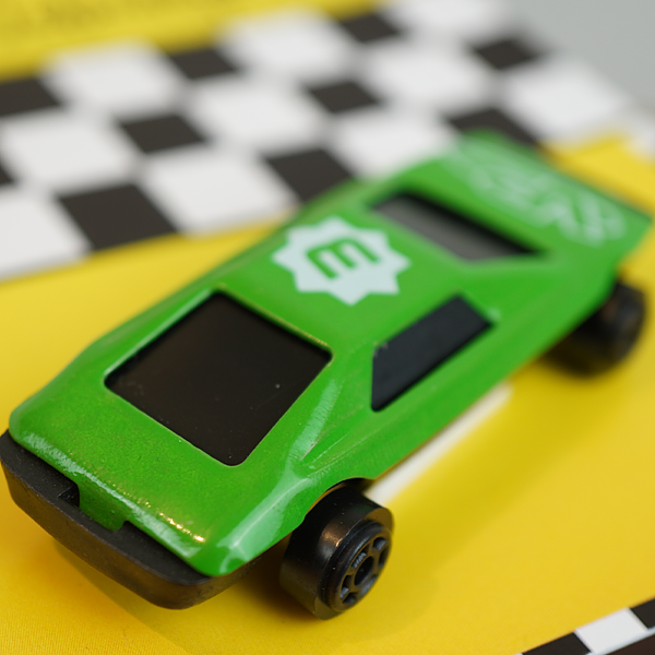Geburtstagskarte mit Spielzeugauto-Applikation