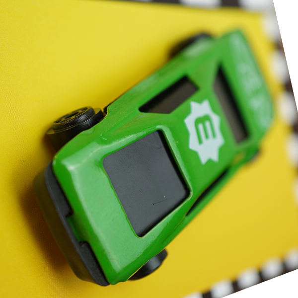 Geburtstagskarte mit Spielzeugauto-Applikation