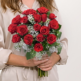 18 rote Rosen mit Schleierkraut