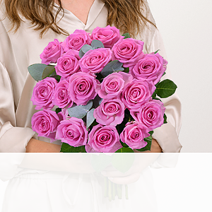 18 rosa Rosen <br>mit Eukalyptus